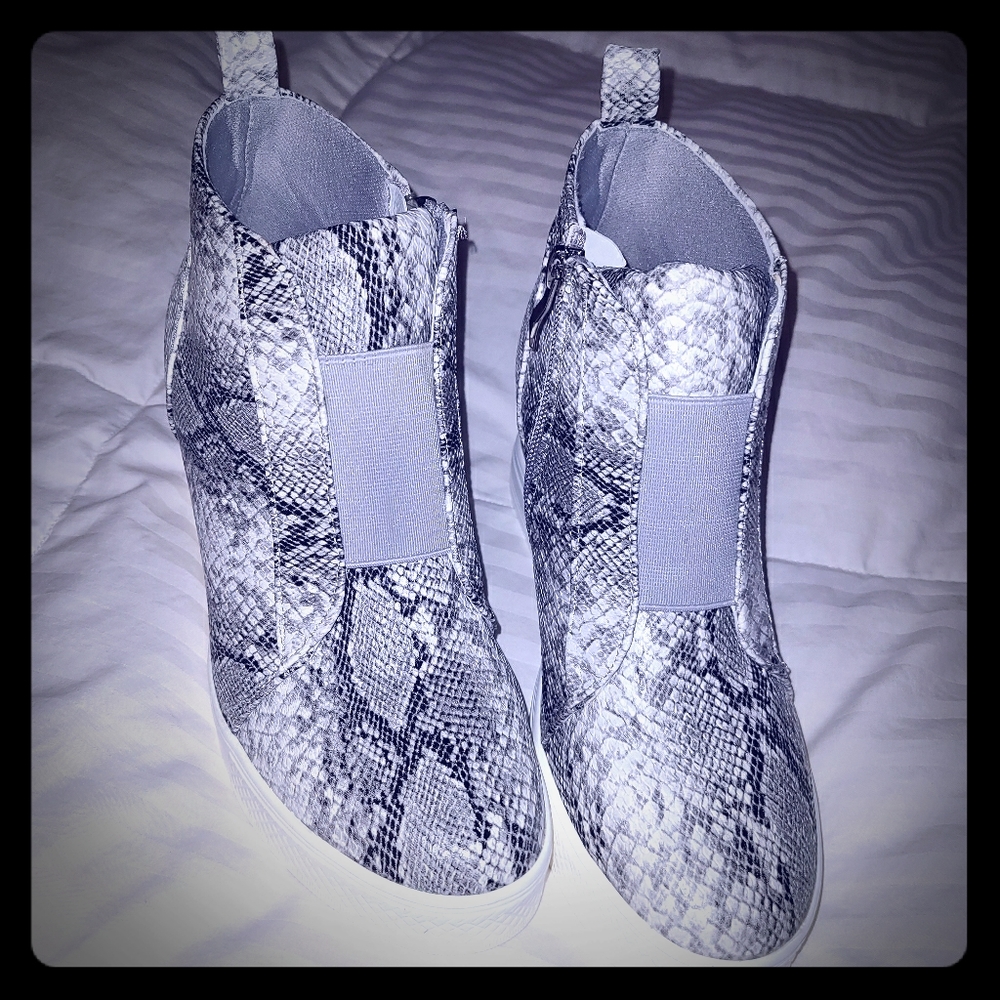 Wedge sneaker snake print